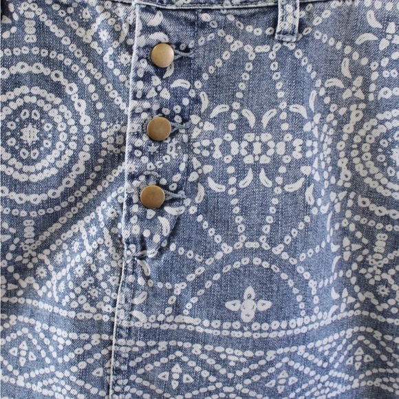 Free people button Jean blue mini skirt with spiral print midrise - size 0 - Picture 10 of 11